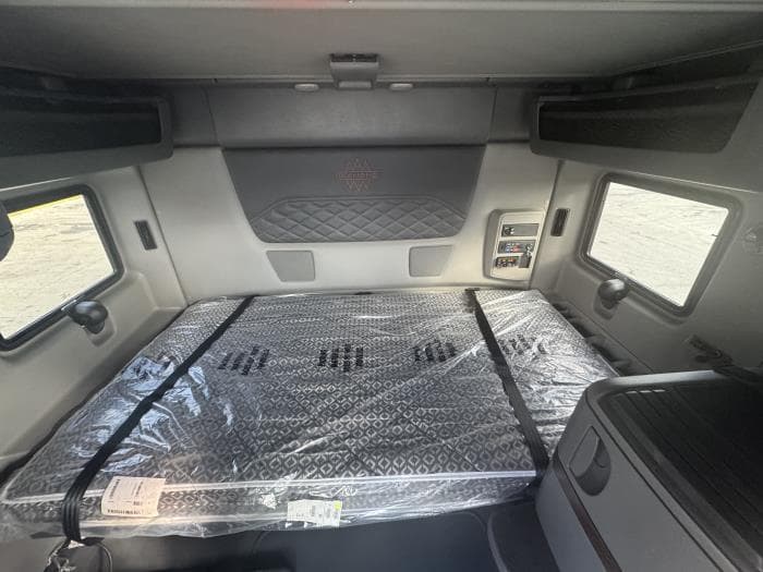 2026 International LT — photo 11