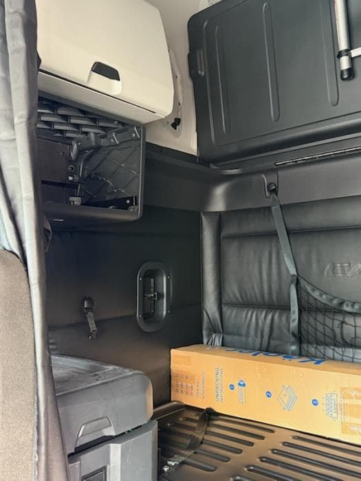 2023 Freightliner Cascadia — photo 13