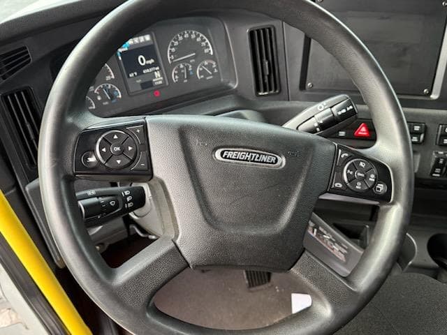 2023 Freightliner Cascadia — photo 10