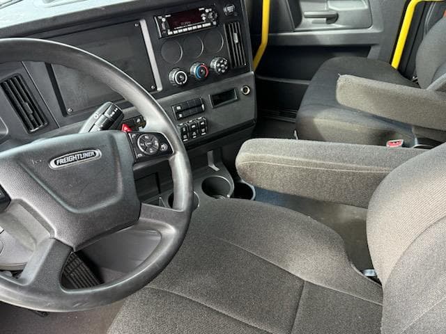 2023 Freightliner Cascadia — photo 15