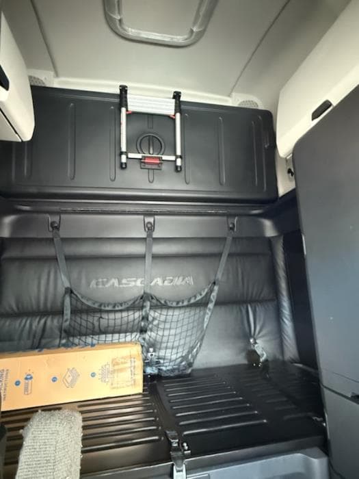 2023 Freightliner Cascadia — photo 9