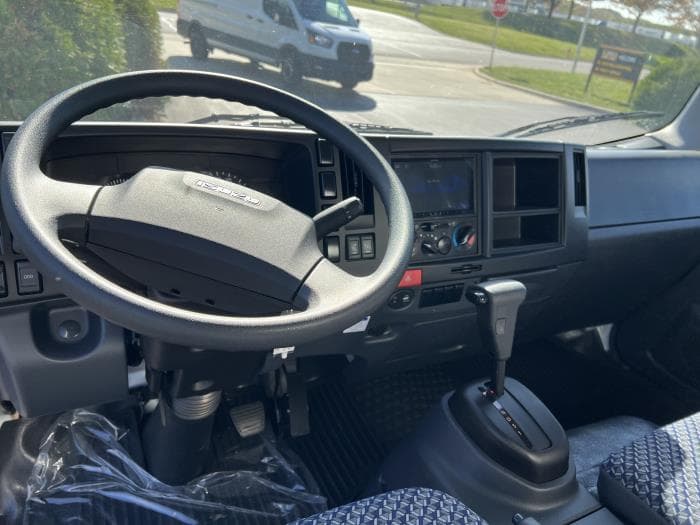 2025 Isuzu NPR — photo 8