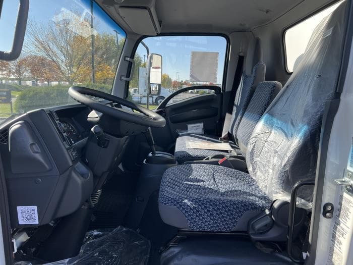 2025 Isuzu NPR — photo 9