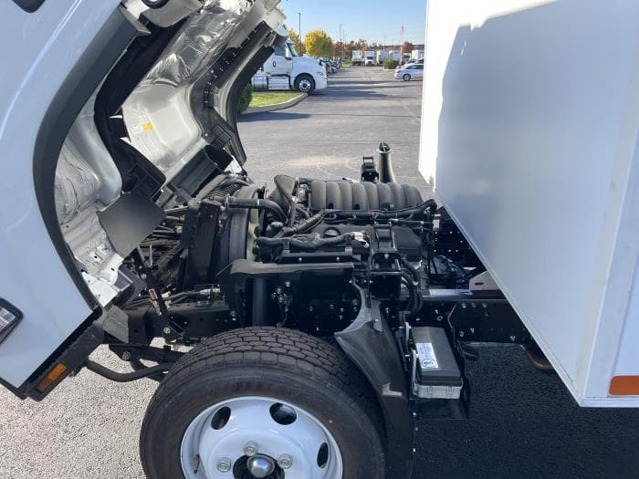 2025 Isuzu NPR — photo 10