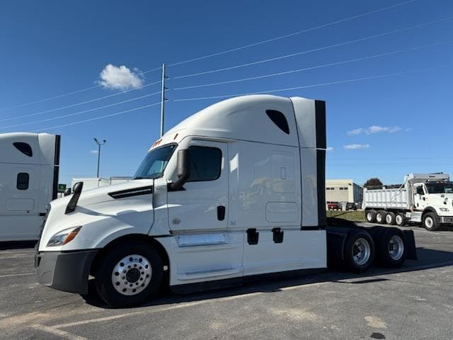 2023 Freightliner Cascadia — photo 6