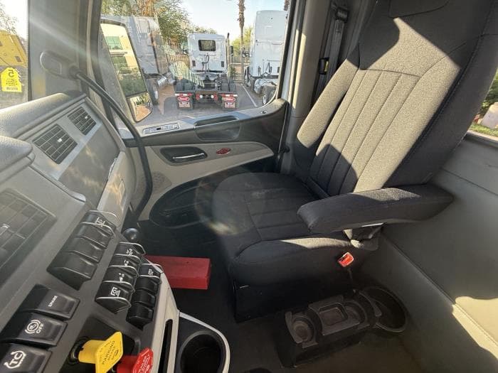 2023 Peterbilt 579 — photo 18