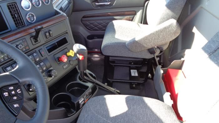 2026 International LT — photo 13