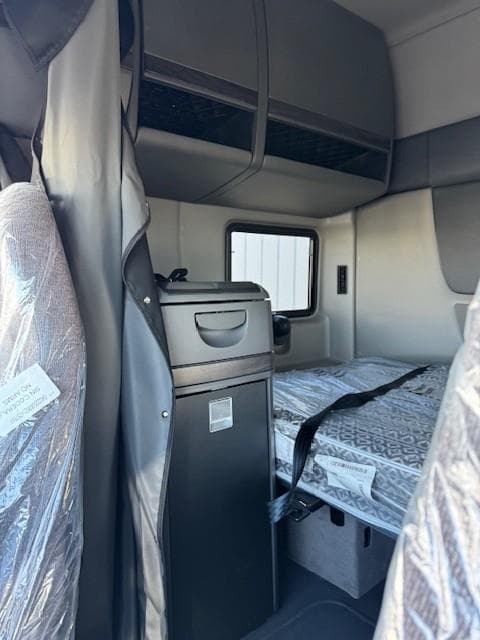 2026 International LT — photo 11