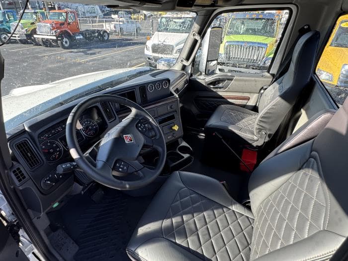 2026 International HX — photo 13