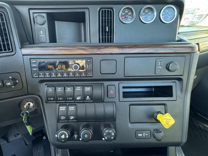 2026 International HX — photo 17