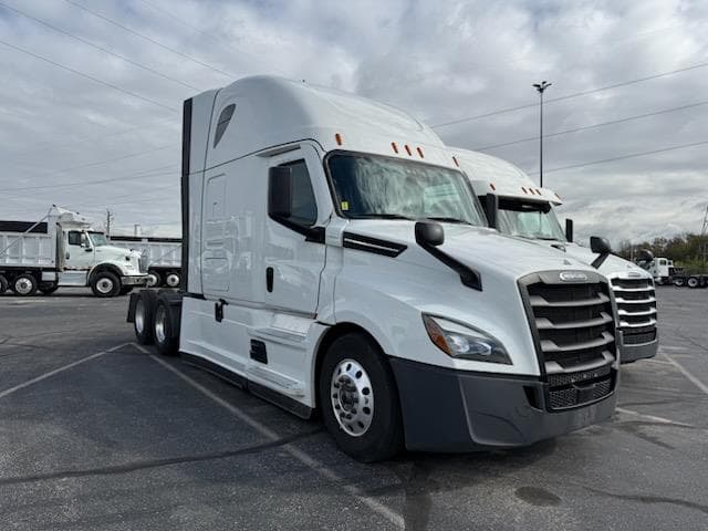 2023 Freightliner Cascadia — photo 6