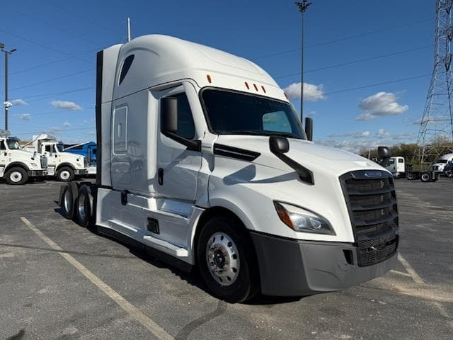 2023 Freightliner Cascadia — photo 8