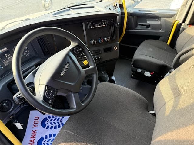 2023 Freightliner Cascadia — photo 3