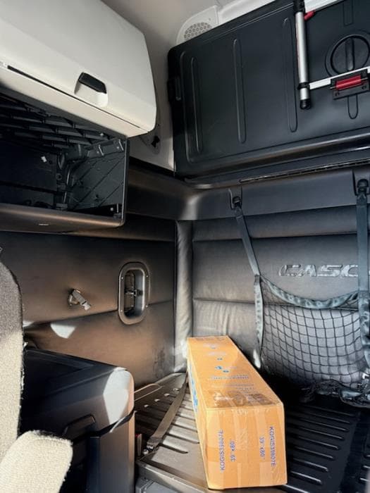 2023 Freightliner Cascadia — photo 12