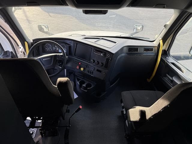 2023 Freightliner Cascadia — photo 13