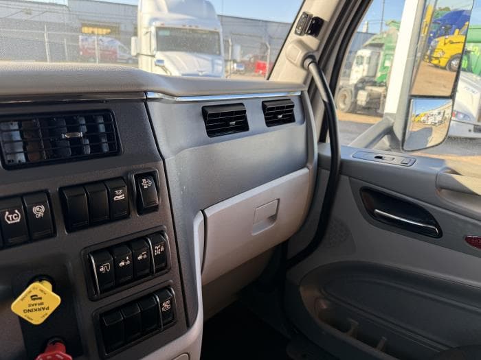 2021 Peterbilt 579 — photo 12