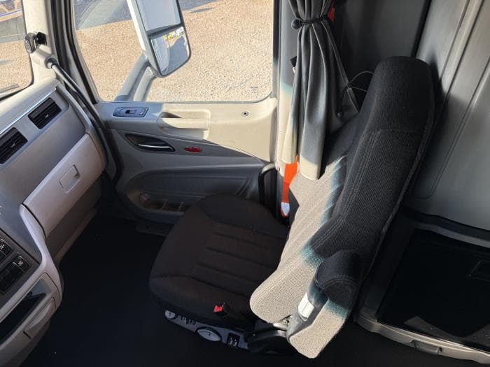 2021 Peterbilt 579 — photo 27