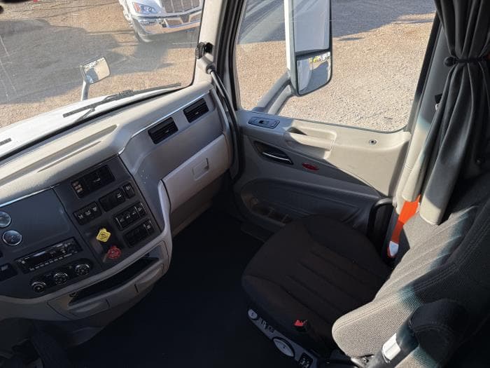 2021 Peterbilt 579 — photo 28