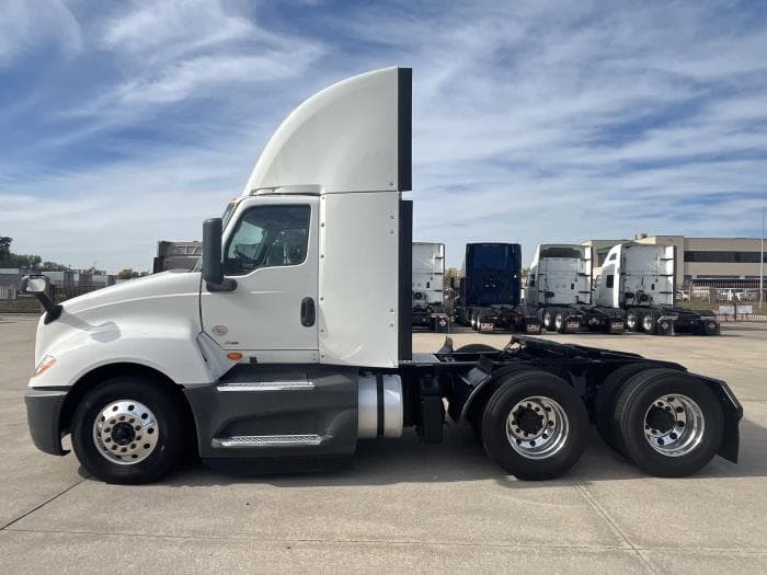 2021 International LT — photo 3