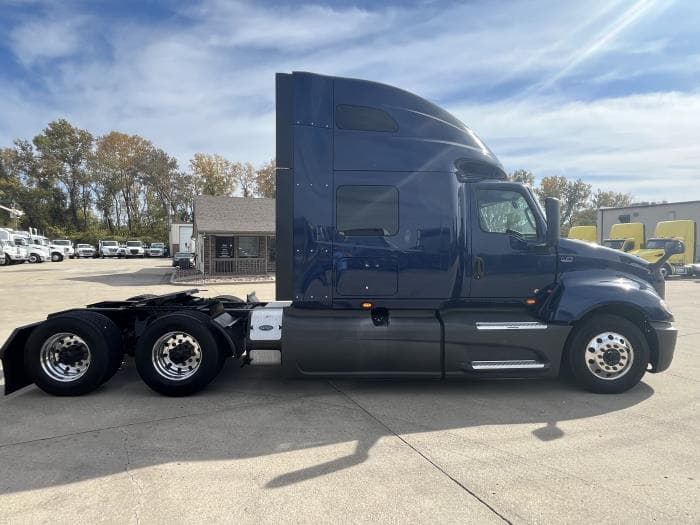 2022 International LT — photo 7