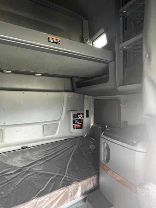 2022 International LT — photo 13