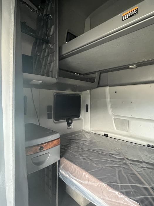 2022 International LT — photo 14