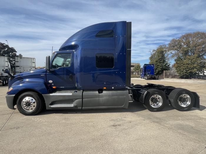 2022 International LT — photo 3