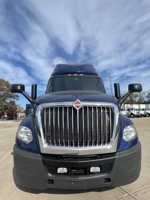 2022 International LT — photo 8