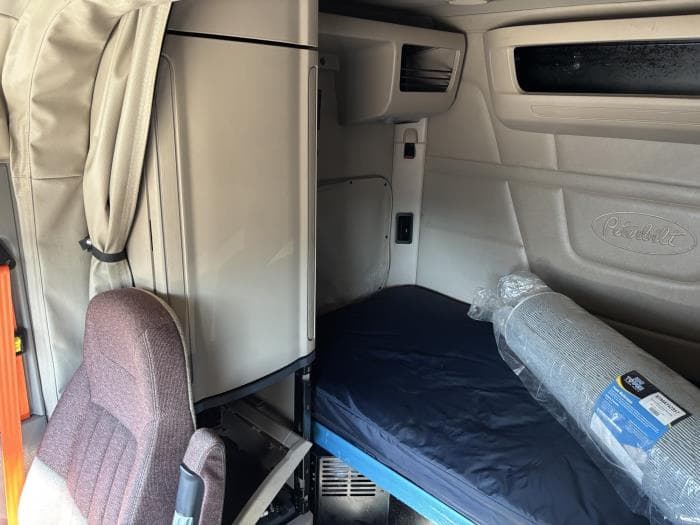 2022 Peterbilt 579 — photo 27