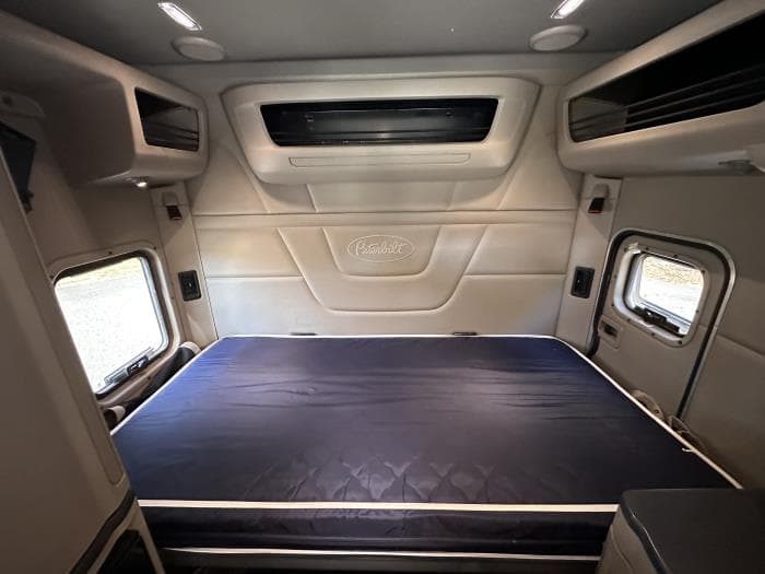 2022 Peterbilt 579 — photo 7