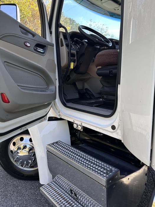 2022 Peterbilt 579 — photo 9
