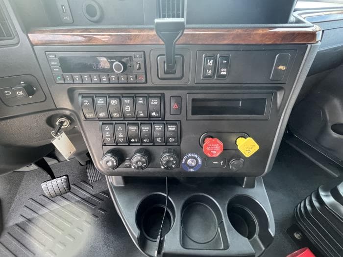 2021 International LT — photo 18