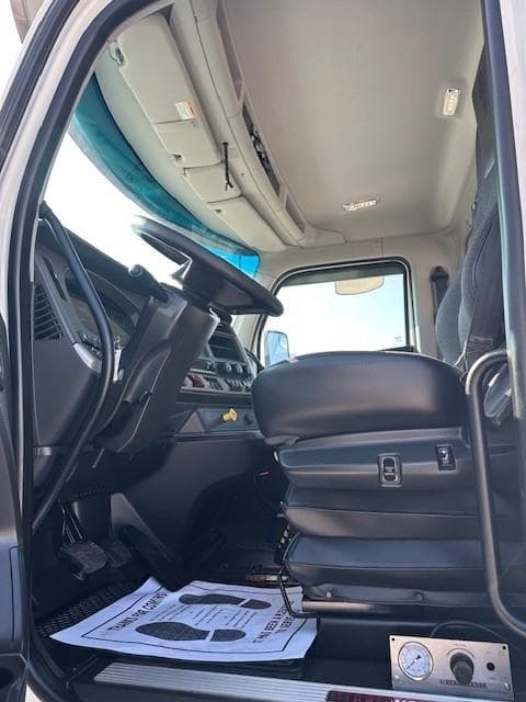 2023 Kenworth T880 — photo 7