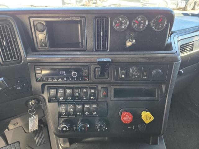 2023 International LT — photo 14