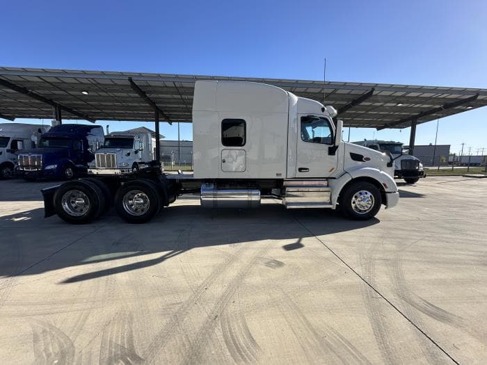 2022 Peterbilt 579 — photo 2