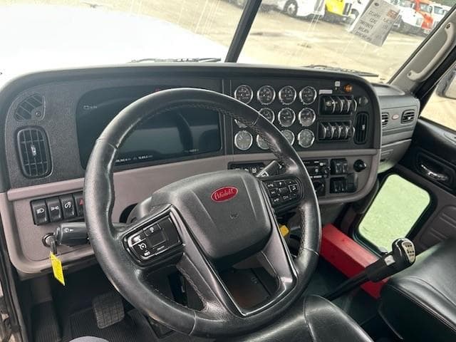 2023 Peterbilt 389 — photo 11