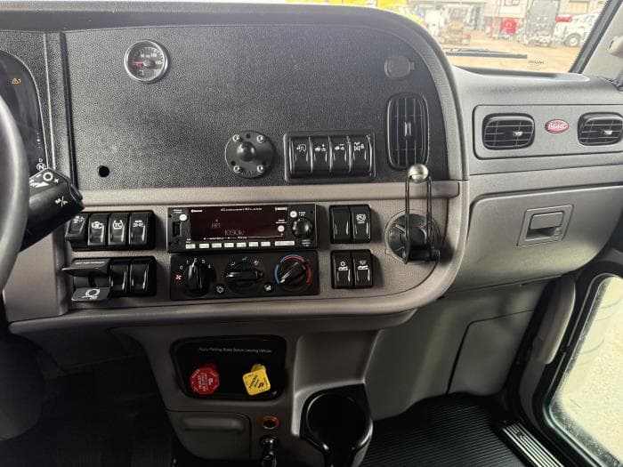 2022 Peterbilt 389 — photo 7