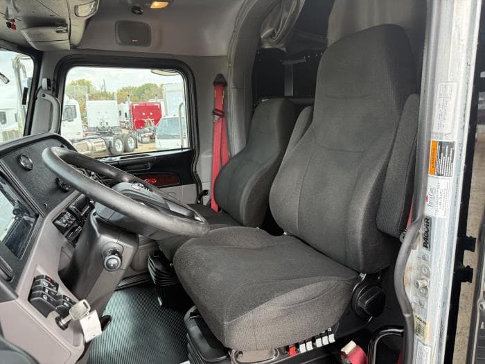 2022 Peterbilt 389 — photo 18