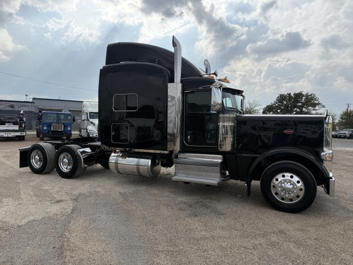 2022 Peterbilt 389 — photo 28