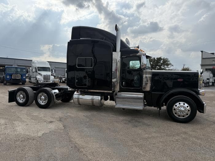 2022 Peterbilt 389 — photo 29