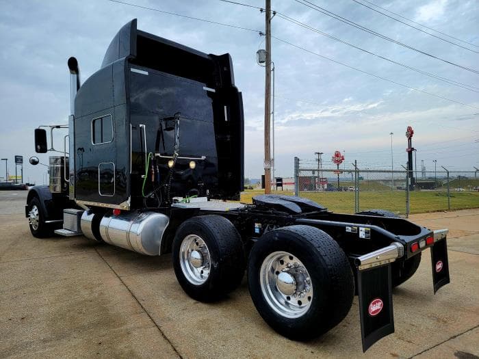 2022 Peterbilt 389 — photo 9