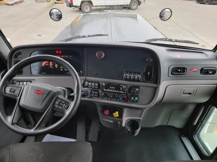 2022 Peterbilt 389 — photo 12