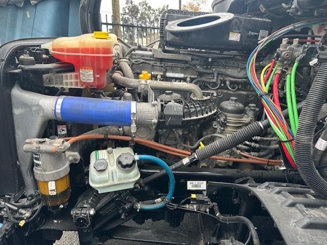 2021 Freightliner Cascadia — photo 3