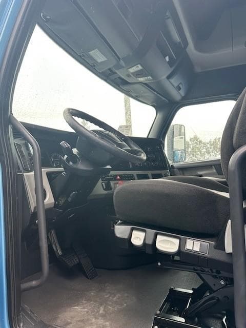 2021 Freightliner Cascadia — photo 6