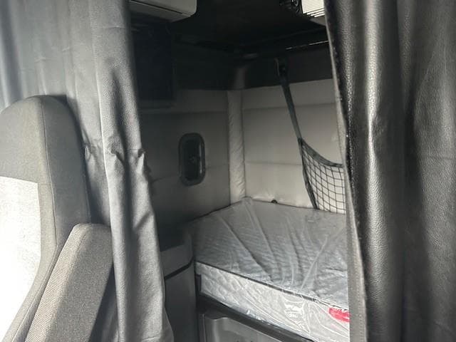 2021 Freightliner Cascadia — photo 10