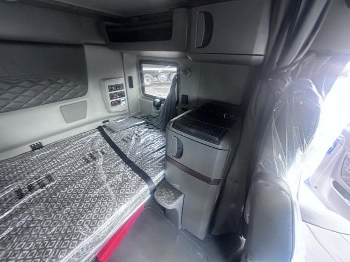 2026 International LT — photo 12