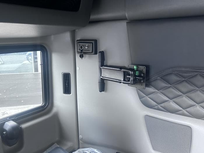 2026 International LT — photo 15