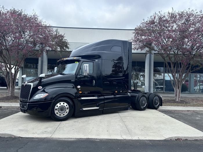 2026 International LT — photo 2