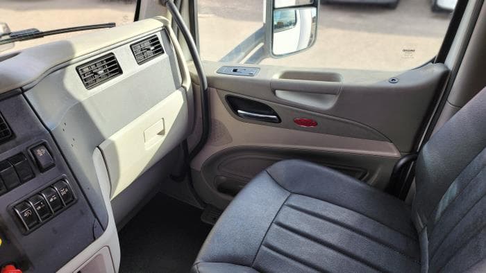 2020 Peterbilt 579 — photo 13