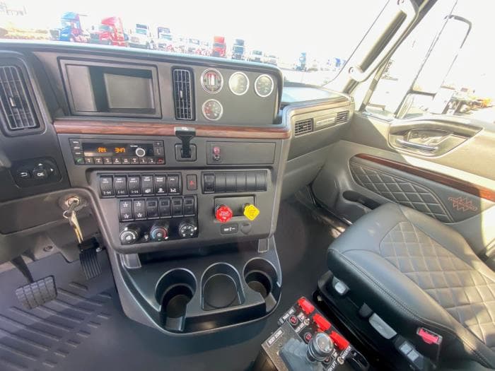 2026 International HX — photo 12